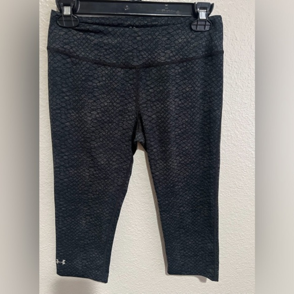 Under Armour Black Snakeskin 🐍 Patterned Capris Small
